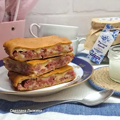 Быстрый пирог на кефире с колбасой и сыром 