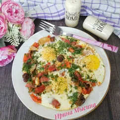 Яичница на сале с помидорами и грибами 