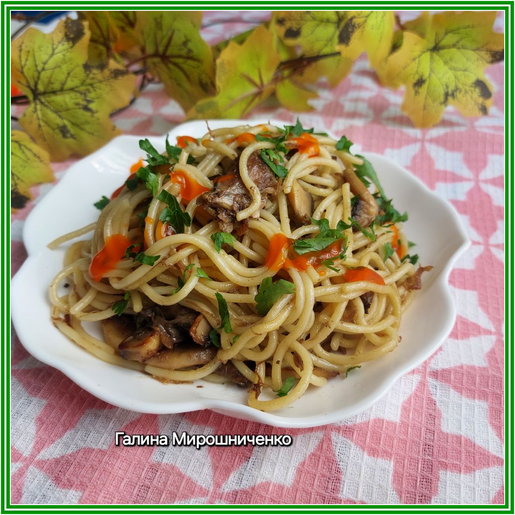 Спагетти с тушенкой и шампиньонами