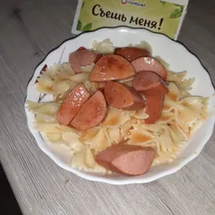 Макароны жареными сардельками