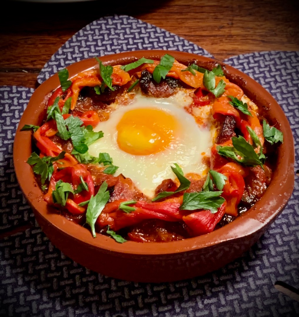 Тапас : яйца с чоризо запечённые в соусе софрито (Huevos a la Flamenca) 🇪🇸