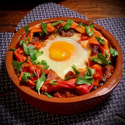 Тапас : яйца с чоризо запечённые в соусе софрито (Huevos a la Flamenca) 🇪🇸