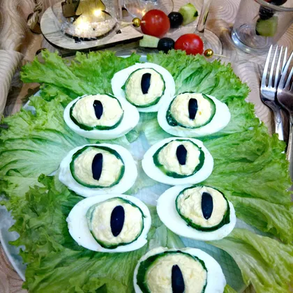 Фаршированные яйца "Глаз дракона" - закуска на новогодний стол