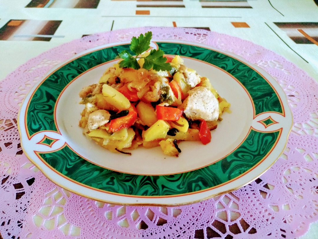 Жаренный картофель с курицей и овощами