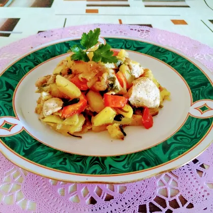 Жаренный картофель с курицей и овощами