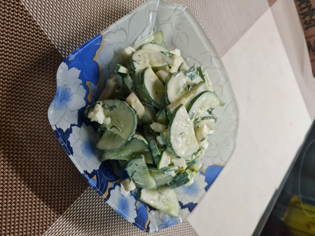 Простой салат с огурцом и яйцом