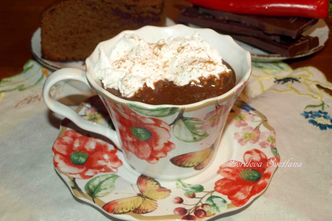 Горячий шоколад с перцем чили и взбитыми сливками