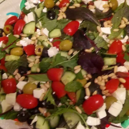 Салат с кедровыми орешками, помидорами черри, сыром 'Фета', оливками,салатными листьями