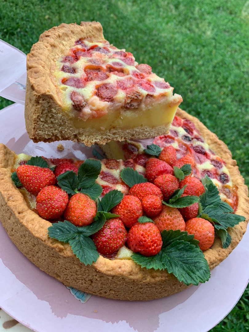 Заливной пирог с клубникой