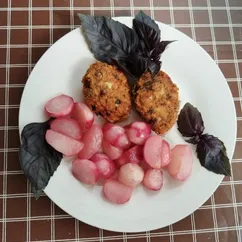 Куриные котлеты с жареной редиской