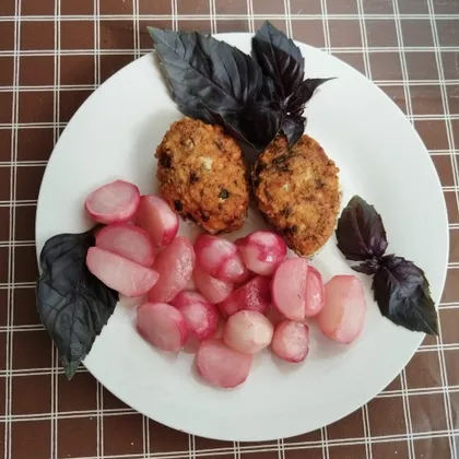 Куриные котлеты с жареной редиской