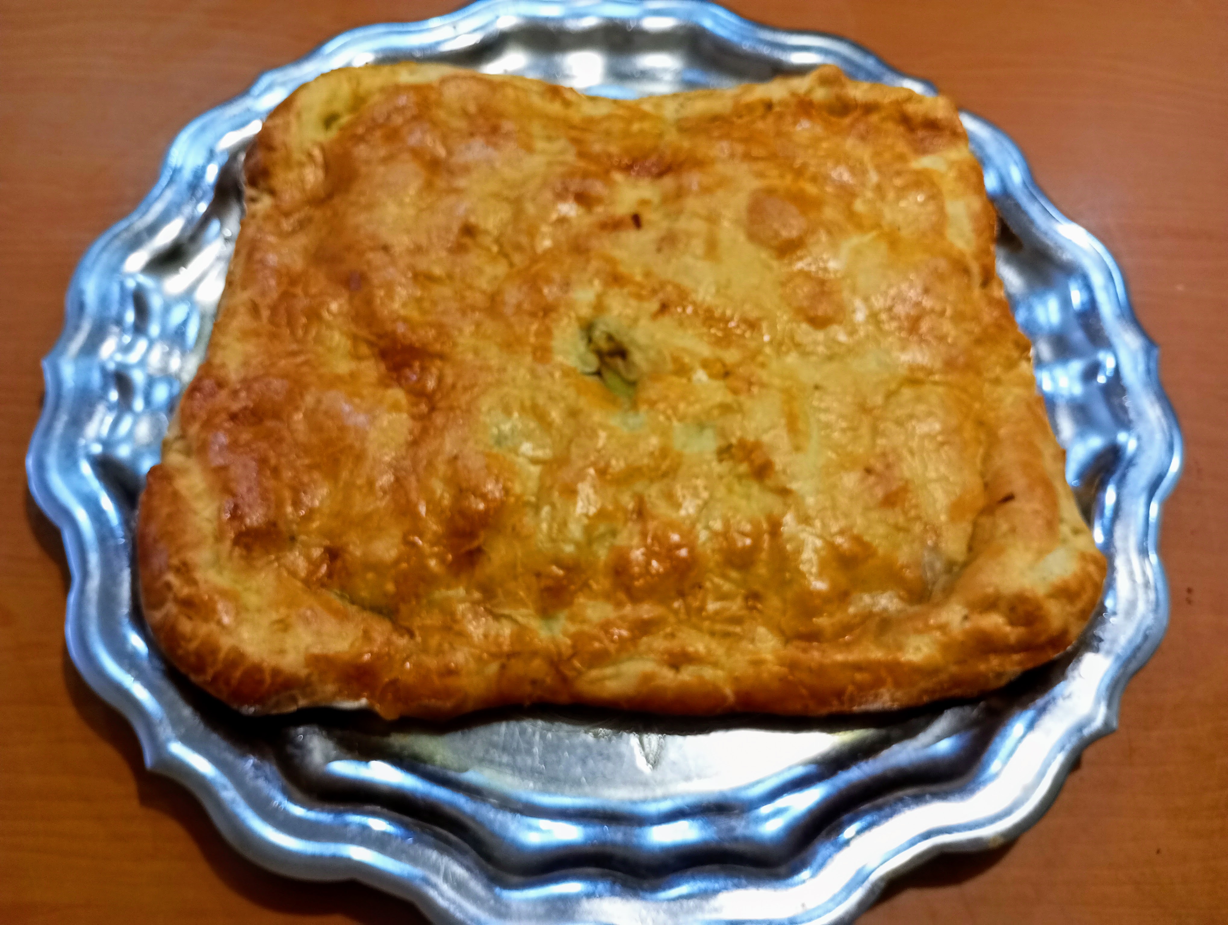 Пирог с фаршем и картофелем из слоеного теста