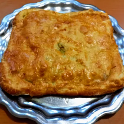 Пирог с фаршем и картофелем из слоеного теста