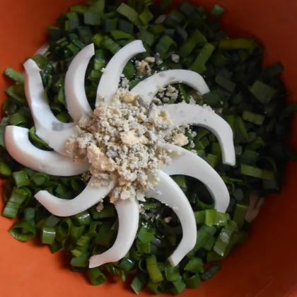 Салат с зеленым луком и яйцом - Ромашка