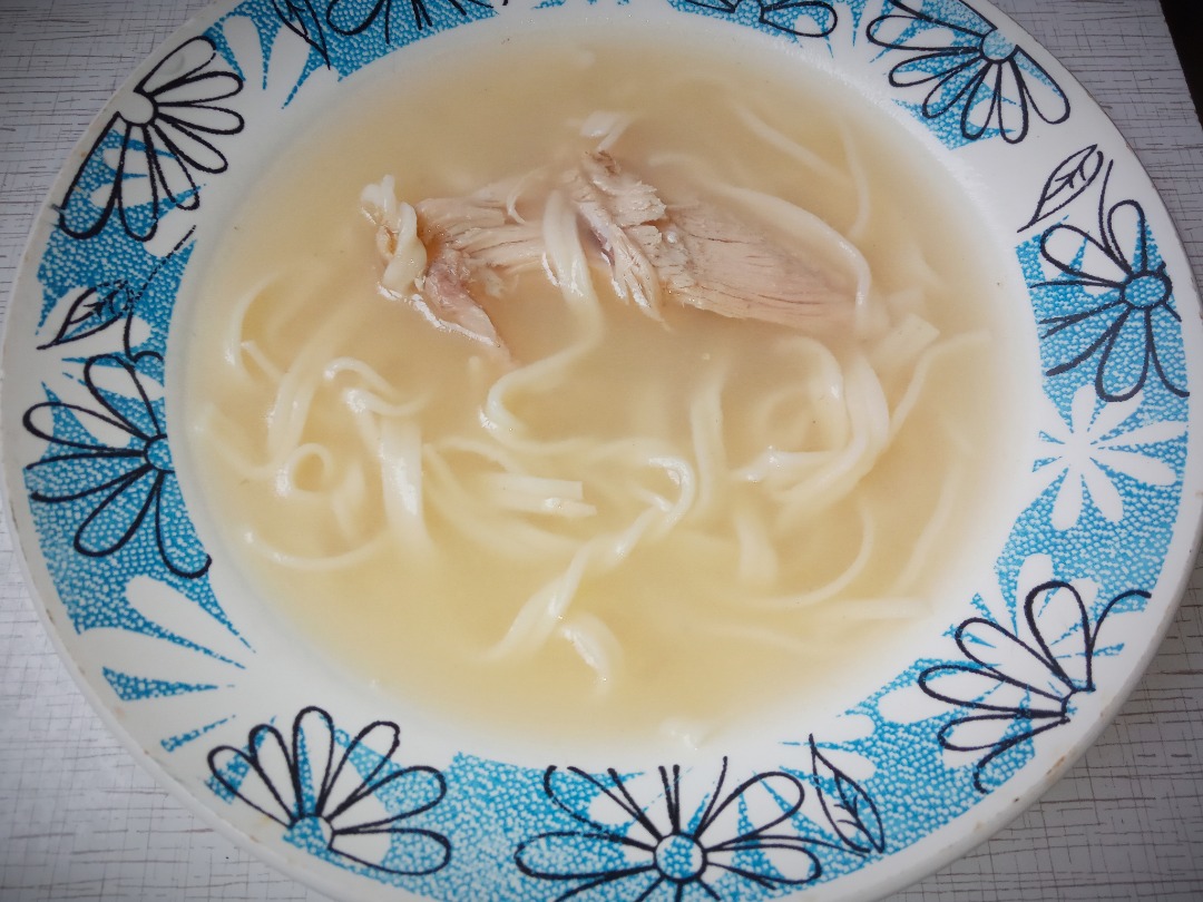 Куриный бульон с домашней лапшой