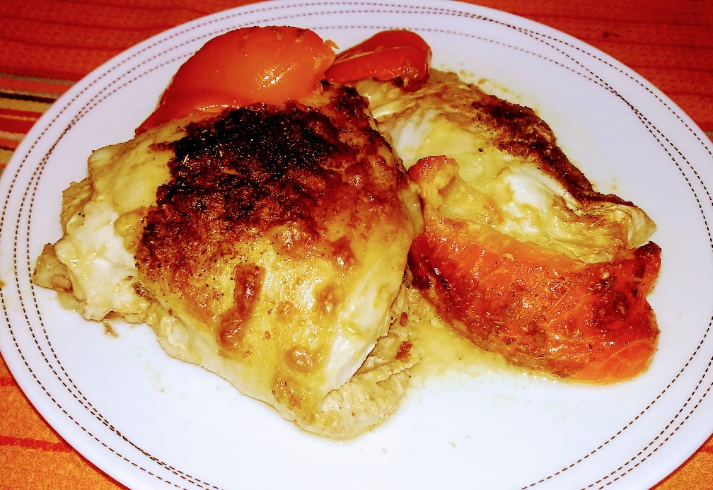 Курица запеченная с капустой и сладким перцем