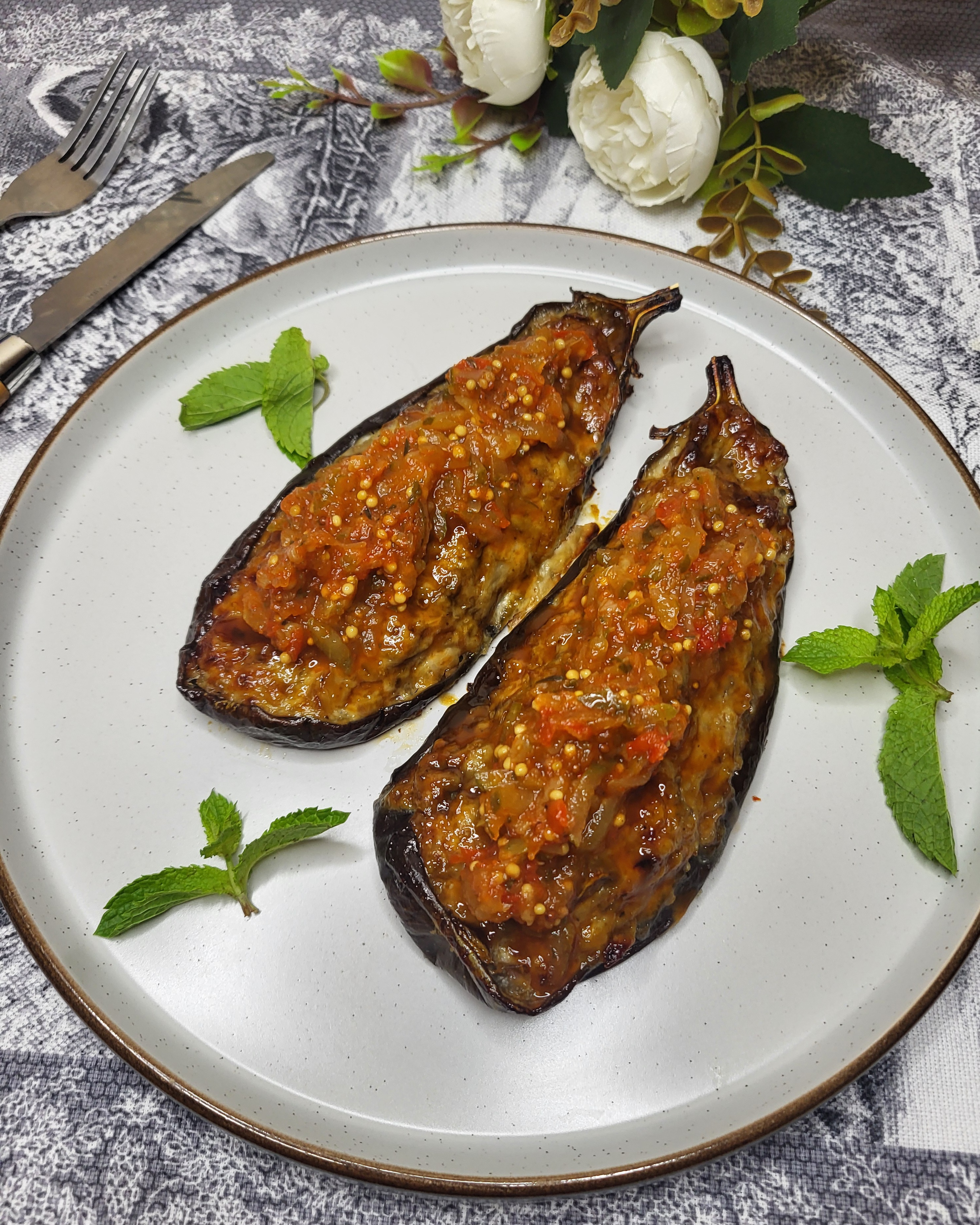 Баклажаны с фаршем и соусом релиш