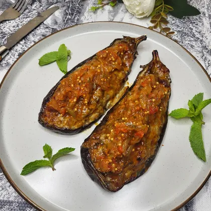 Баклажаны с фаршем и соусом релиш