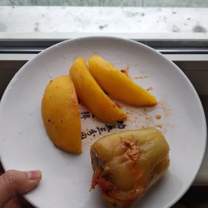 Фаршированные перцы, с отварной картошкой в томатном соусе
