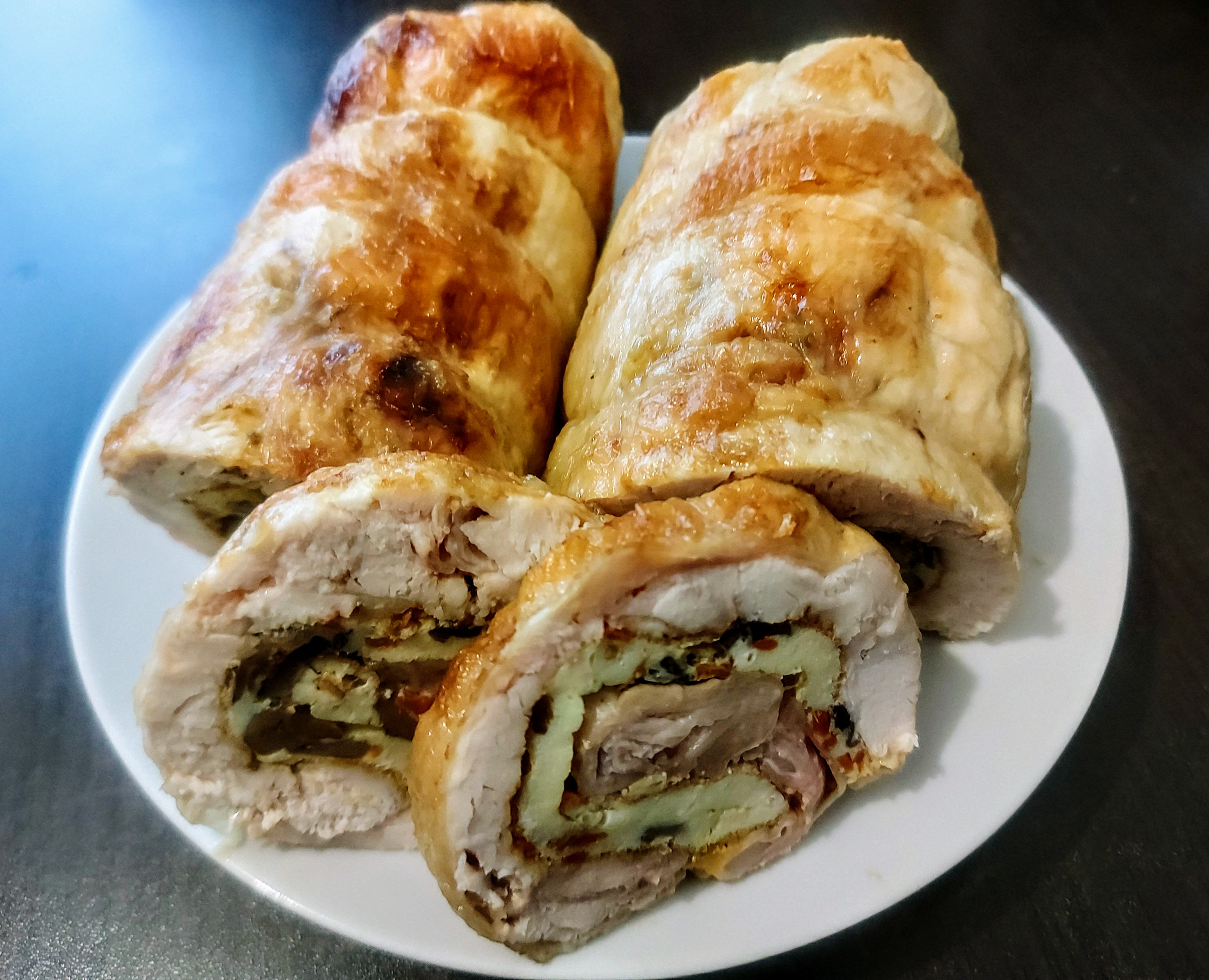 Рулет из цельной курицы фаршированный омлетом с шампиньонами
