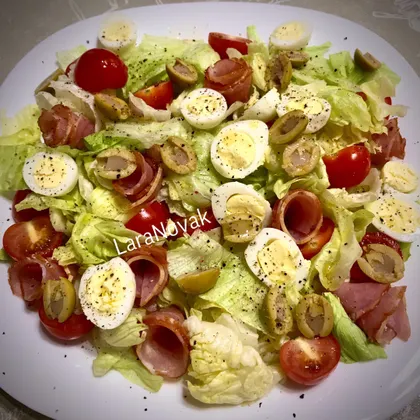 Салат со свиным балыком, перепелиными яйцами и оливками