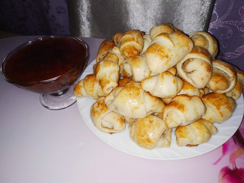 Слоёные круасаны с грецким орехом и сахаром