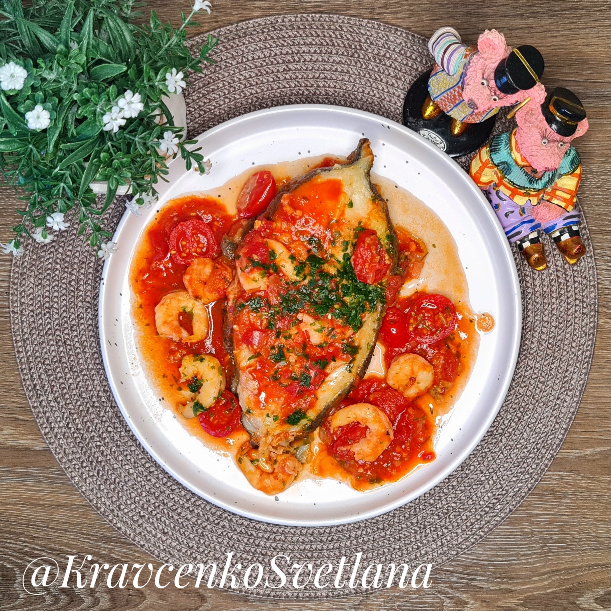 Рыба - зубатка с креветками в томатном соусе