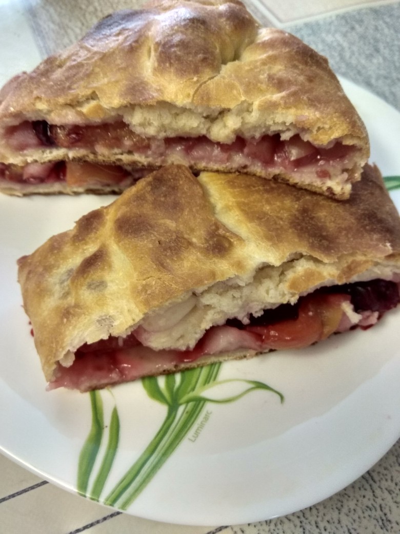 Рулет с яблоком и вишней