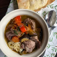 Сборный суп с говядиной и жареными овощами 🍲