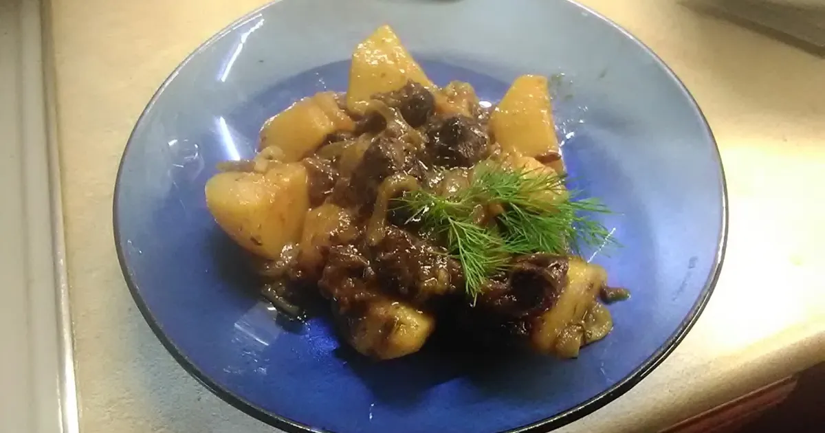 Картофель с черносливом - блюдо из арсенала Тоси Кислицыной. Удивлена, что не готовила так раньше