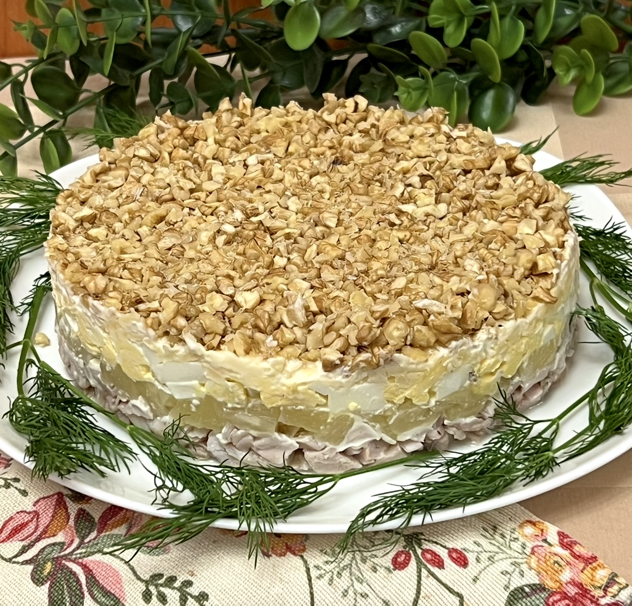 Салат с курицей и ананасами