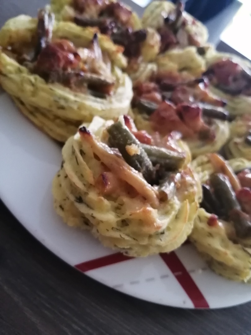 Картофельные гнезда с курицей и стручковой фасолью