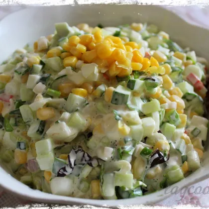 Летний салат с крабовыми палочками и консервированной кукурузой