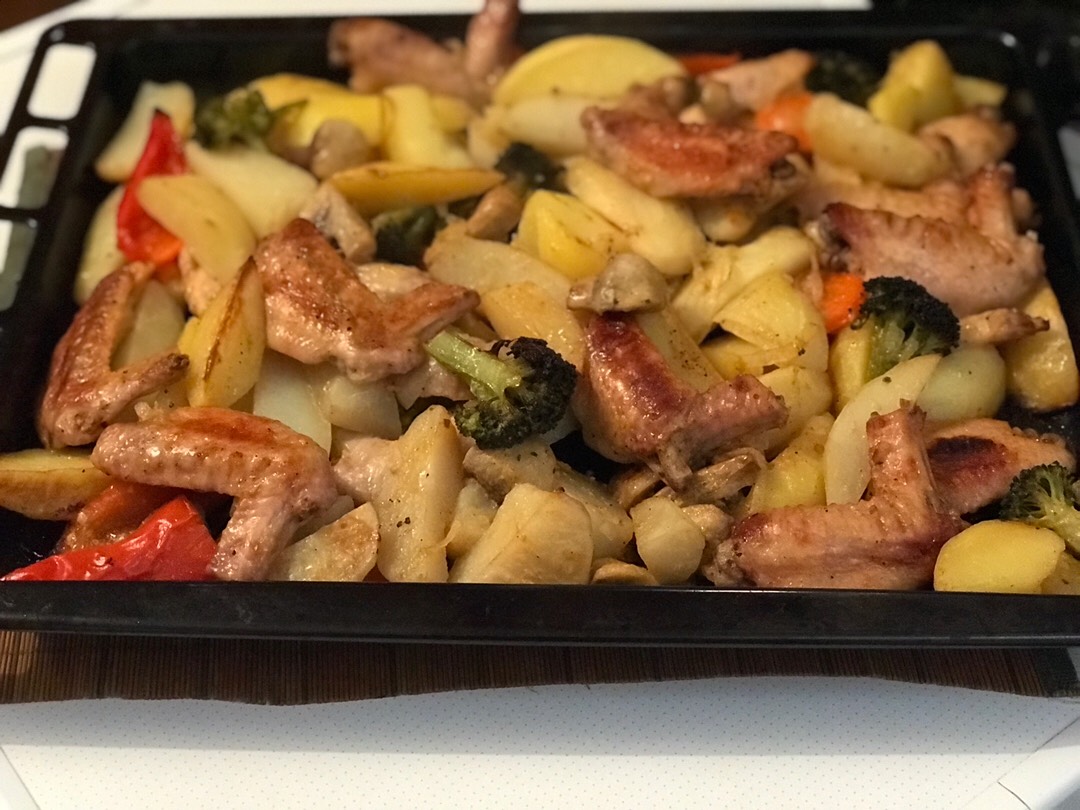 Куриные крылышки с овощами