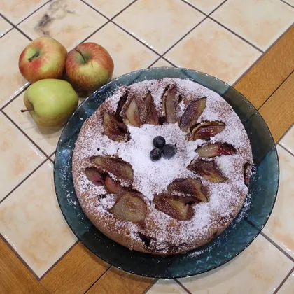 Шоколадный пирог с яблоками и чёрной смородиной в мультиварке