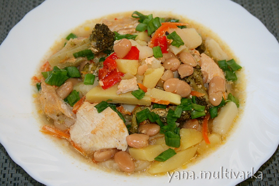 Овощное рагу с фасолью и куриной грудкой