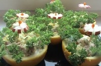 Закуска новогодняя из апельсинов, фаршированных куриным салатом