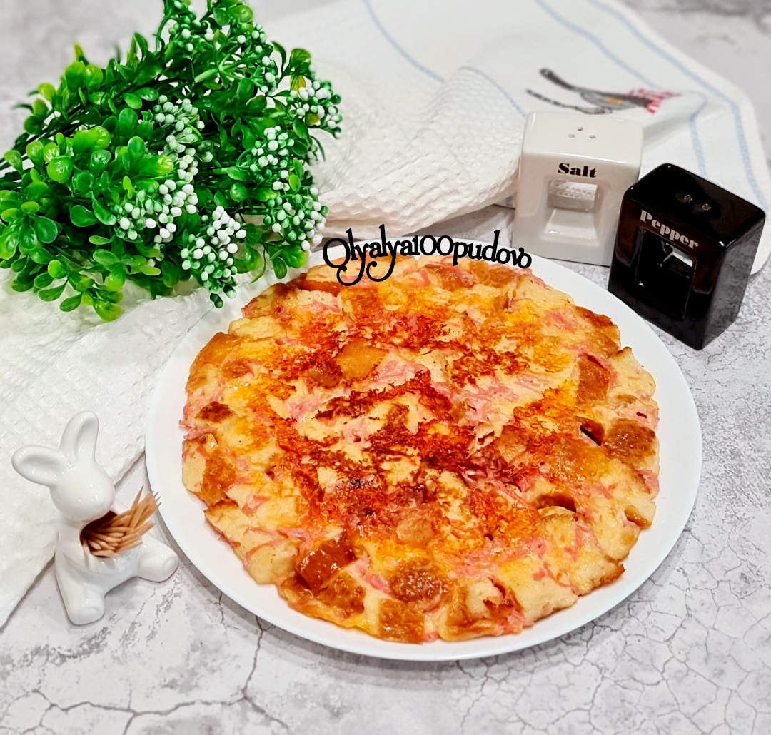 Омлет с хлебом, колбасой и сыром