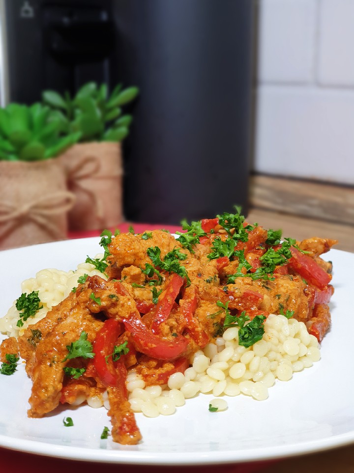 Индейка с перцем под сырным соусом