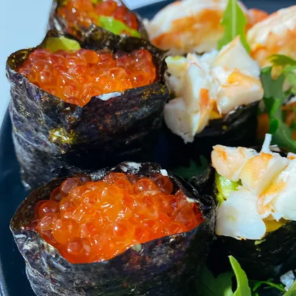 Гункан - суши с красной икрой и креветками