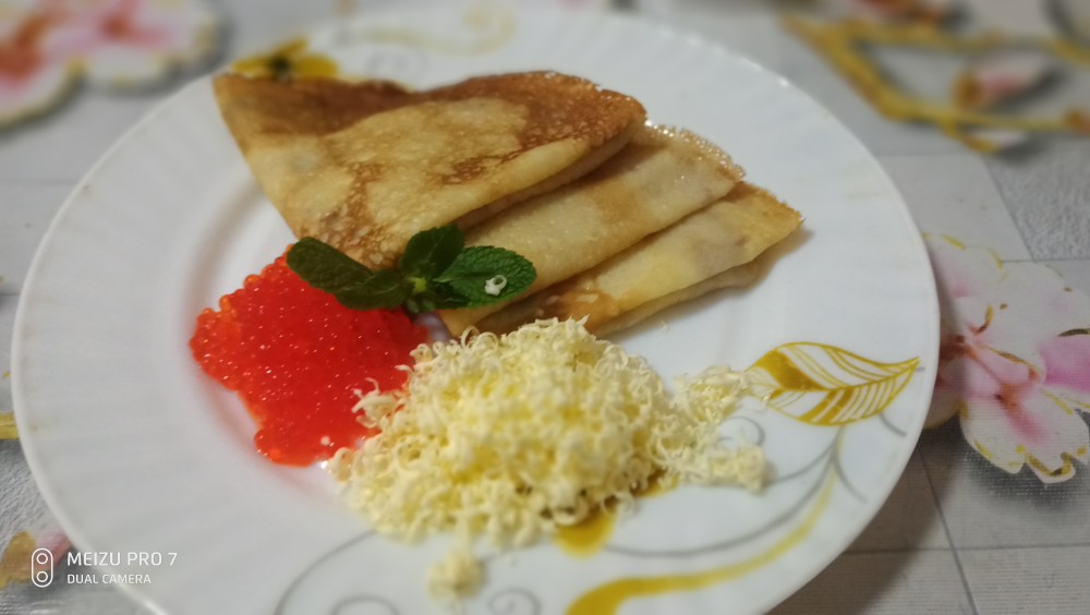 Традиционные блины с красной икрой