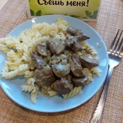 Куриная печень с шампиньонами тушеная в сметане