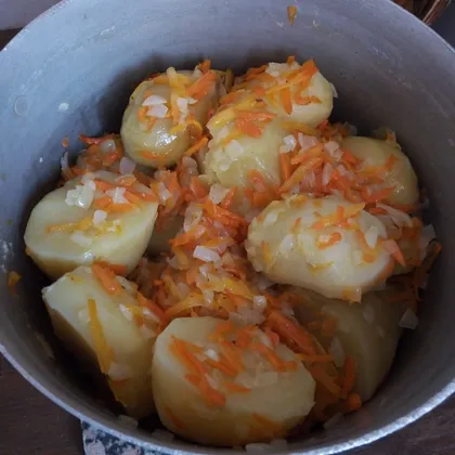 Отварная картошечка с луком и морковью