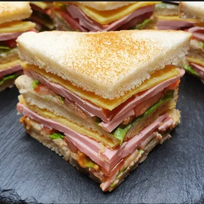 Клаб-сэндвич с колбасой