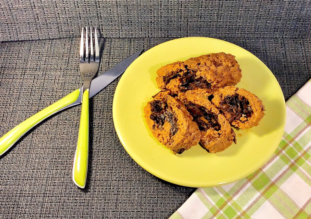 Мясной рулет с грибами в бумаге