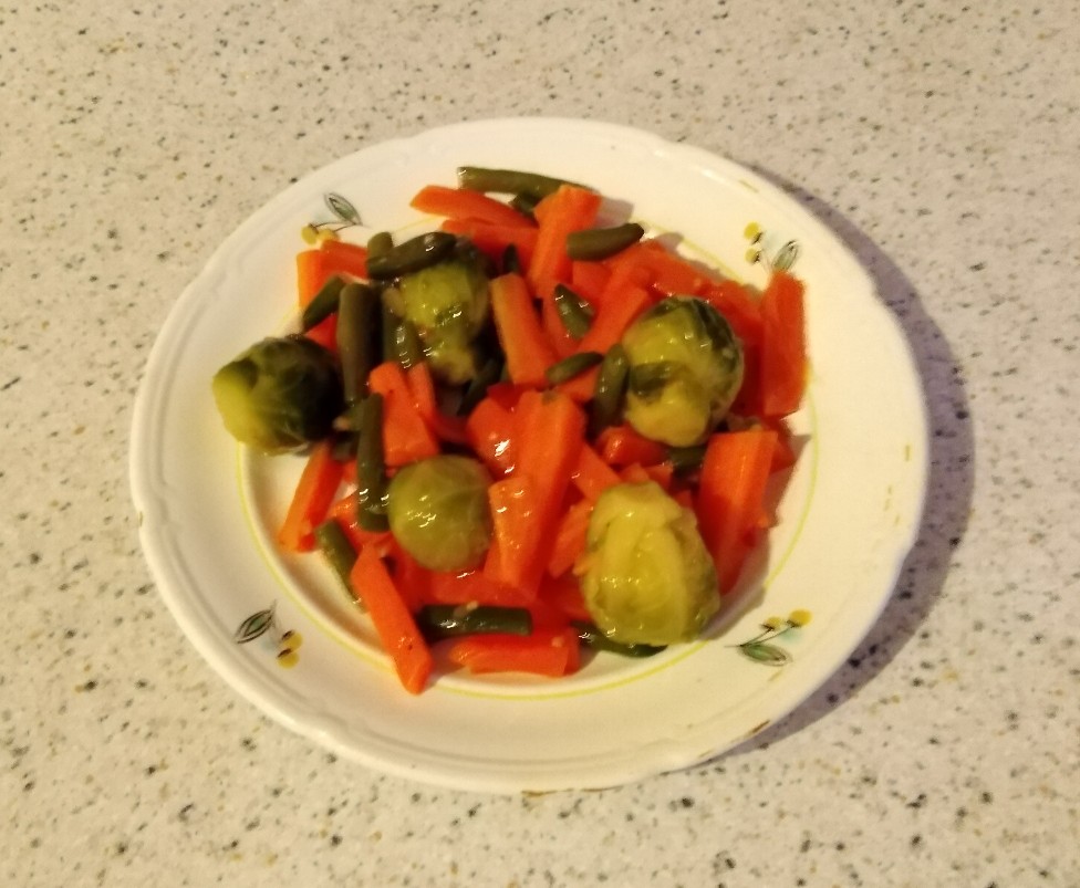 Морковь с фасолью и брюссельской капустой в тайском соусе