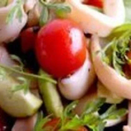 Салат теплый постный с овощами и кальмарами