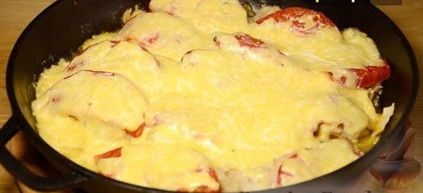 Хек тушёный с жареной картошкой под сметаной в духовке