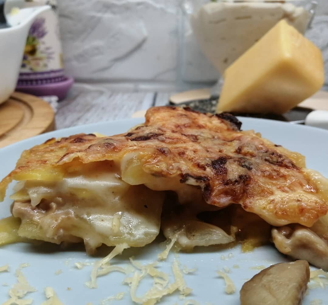 Картофельный гратен с белыми грибами, соусом Бешамель и под хрустящей, сырной корочкой