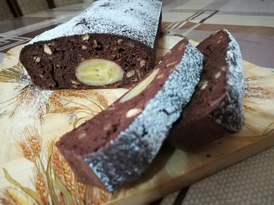 Банановый брауни с орехами